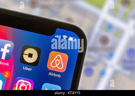 NEW YORK, USA - 8. NOVEMBER 2017: Airbnb app Logo auf Handy mit Karte im Hintergrund. Airbnb ist ein online Marktplatz bietet Menschen eine Stockfoto