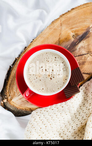 Frühstück im Bett. Cappuccino und Schokolade. Stockfoto