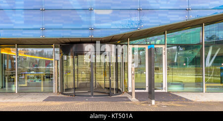 GRONINGEN, Niederlande, 21. JANUAR 2017: Moderne und farbenfrohe Eingang mit Drehtür der Akademie Gebäude in den Niederlanden Stockfoto