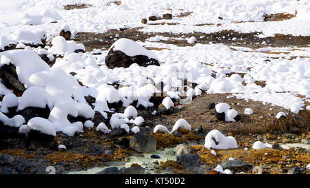 Closeup Stein und Schnee im Nebel Noboribetsu Onsen Stockfoto