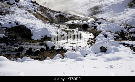 Closeup Stein und stream im Nebel Noboribetsu Onsen Schnee Stockfoto