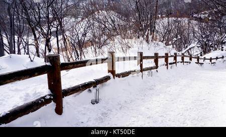 Schnee und gekrümmten Gang in den Wald Noboribetsu Onsen winter Stockfoto