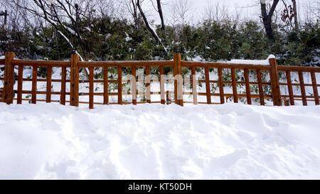 Schnee Gehweg und Holzgeländer in den Wald Noboribetsu Onsen Stockfoto