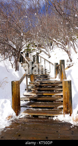 Schnee Treppe und Geländer in den Wald Noboribetsu Onsen Stockfoto