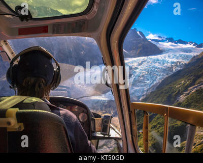 Berge und Gletscher von Flying Helicopter Cockpit gesehen Stockfoto