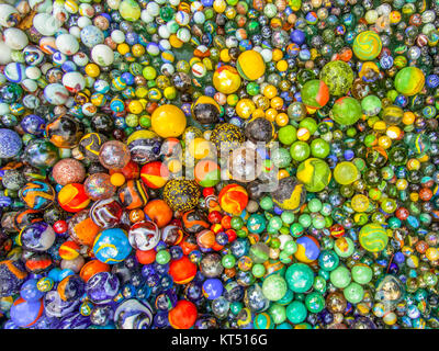 Hintergrund der bunte Glasmurmeln in verschiedenen Größen in einer Farbe Muster wie methaphor für multikulturelle Gemeinschaft zusammenleben Stockfoto