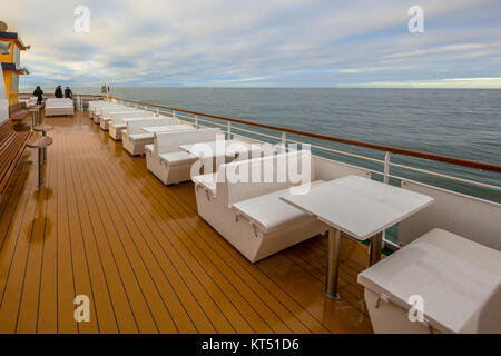 Outdoor Sitze auf Fahrgastschiffen Deck unter blauen Himmel mit Wolken Stockfoto