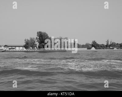 Friedhof Insel San Michele in Venedig in Schwarz und Weiß Stockfoto