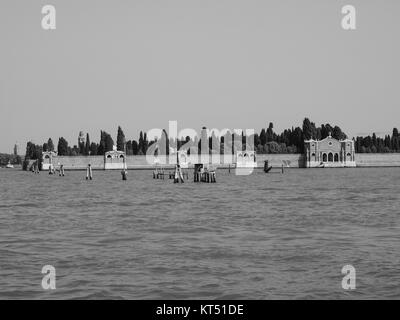 Friedhof Insel San Michele in Venedig in Schwarz und Weiß Stockfoto