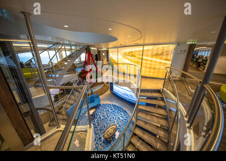 Moderne Treppe in den luxuriösen nautische Passagier Fähre auf Reise nach Island Stockfoto