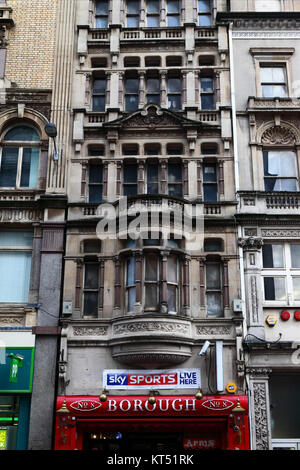 Sky Sports Banner an der Fassade des Gebäudes über dem Eingang zum Borough Arms Pub 8 St Mary Street, Cardiff, South Glamorgan, Wales, Vereinigtes Königreich Stockfoto