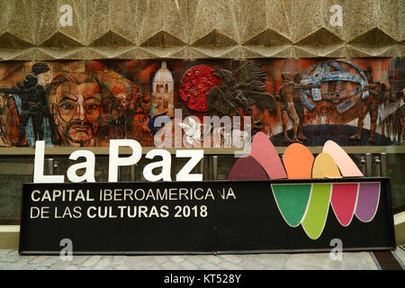 Die Wandgemälde hinter der Casa de Cultura und Iberoamerikanische Kulturhauptstadt 2018 Zeichen, La Paz, Bolivien Stockfoto