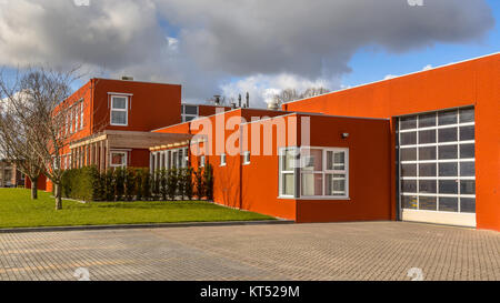 Moderne kommerzielle Gebäude mit Parkplatz und Lager Stockfoto