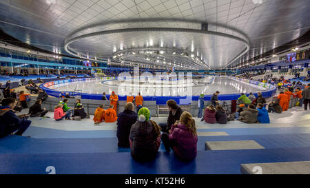 HEERENVEEN, Niederlande - Dezember 9, 2016: Zuschauer in neu renovierten Eisstadion beim Internationalen Eisschnelllauf Wettbewerb. Stockfoto