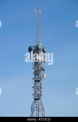 Telekommunikation pole tower Fernseher Antennen mit blauer Himmel Stockfoto