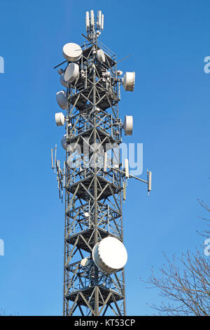 Telekommunikation pole tower Fernseher Antennen mit blauer Himmel Stockfoto