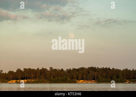 Sunset Landschaft Mond über den Fluss Stockfoto