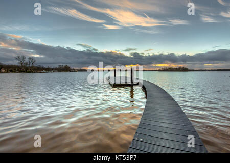 Floating Freizeit Steg am Ufer des Sees Paterswoldsemeer in den Niederlanden Stockfoto