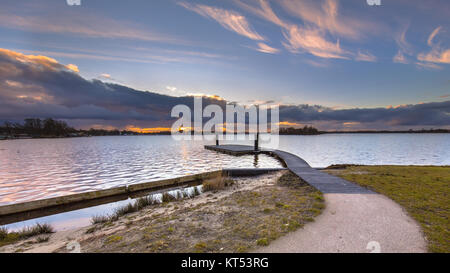 Schwimmender Badesteg am Ufer des Sees Paterswoldsemeer in den Niederlanden Stockfoto