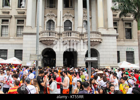 Sao Paulo, Brasilien - 20. Oktober 2017. Wie Peruada bekannt, es ist das traditionelle Straßenfest von USP Law School in der Innenstadt organisiert. Masse der Hochschule s Stockfoto