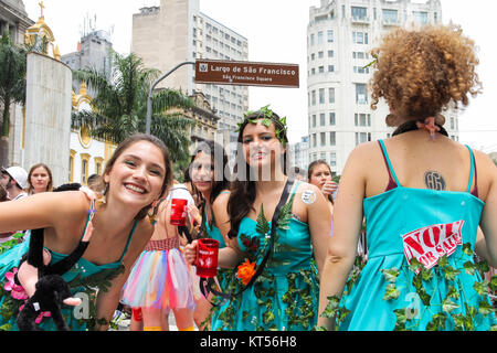 Sao Paulo, Brasilien - 20. Oktober 2017. Wie Peruada bekannt, es ist das traditionelle Straßenfest von USP Law School in der Innenstadt organisiert. Kostümierte Frauen sind Stockfoto