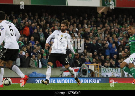 Deutschlands Marvin Plattenhardt (3) in Aktion gegen Nordirland im Windsor Park von Belfast, 05. Oktober 2017. Stockfoto