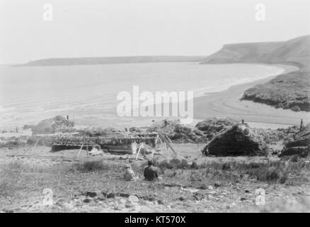 Ein historisches Bild aus Nash Harbor, Nunivak Island, wahrscheinlich von Edward Curtis aufgenommen. Das Foto erfasst Aspekte der lokalen Kultur, Landschaft oder Gemeinschaft. Stockfoto