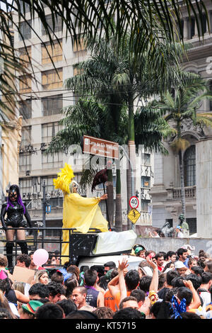 Sao Paulo, Brasilien - 20. Oktober 2017. Wie Peruada bekannt, es ist das traditionelle Straßenfest von USP Law School in der Innenstadt organisiert. Masse der Hochschule s Stockfoto