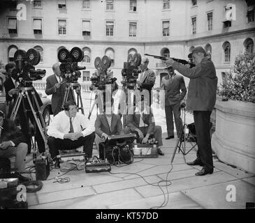 Dieses Bild zeigt die Kameraleute der Nachrichten in Aktion, die wichtige Momente historischer Ereignisse festhalten. Das Foto reflektiert die Rolle von Journalisten bei der Dokumentation von Geschichte und Nachrichtenberichterstattung während dieser Zeit. Stockfoto