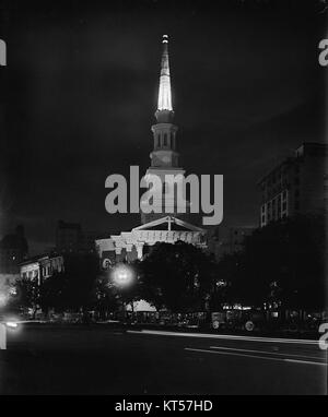 Die New York Avenue Presbyterian Church ist ein bekanntes Wahrzeichen in Washington, D.C. Ihre historische Bedeutung wird durch ihre schöne nächtliche Erscheinung verstärkt, ein beliebtes Motiv für Architekturfotografie. Stockfoto