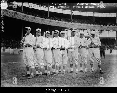 New York Giants öffnung Tag Line-up um die Polo Grounds New York. Von links nach rechts Fred Snodgrass, Tillie Shafer, George Burns, Larry Doyle, Rot Murray, Fred Merkle, Buck Herzog, Chief Meyers (Baseball) Stockfoto