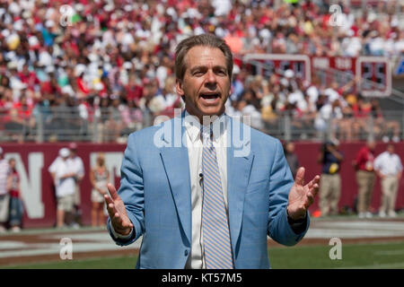 Nick Saban, Cheftrainer des Fußballteams der University of Alabama, beobachtet das Team während einer Frühjahrsreise in Tuscaloosa, Alabama. Stockfoto