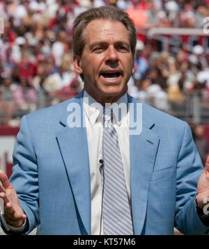 Nick Saban, Cheftrainer des Fußballteams Alabama Crimson Tide, wird während einer wichtigen Frühjahrsreise an der University of Alabama in Tuscaloosa bei Interviews und Theaterstücken beobachtet. Stockfoto