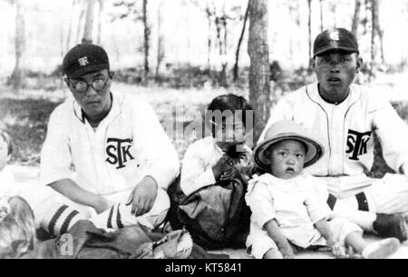 No Kum-sok (1932–2022) war ein nordkoreanischer Ingenieur und Flieger. Als Oberleutnant in der koreanischen Volksarmee Air Force überlief er 1953 mit einer MiG-15 nach Südkorea und wurde damit der erste nordkoreanische Pilot, der dies tat. Danach wurde ihm Asyl in den Vereinigten Staaten gewährt. Stockfoto