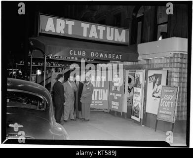 Dieses Foto zeigt den Jazzpianisten Art Tatum und den Bassisten Phil Moore in einem offenen Moment, der zwischen 1946 und 1948 für das Downbeat Magazin in New York aufgenommen wurde. Beide Künstler waren in den 1940er Jahren prominente Persönlichkeiten der Jazzszene, bekannt für ihre außergewöhnlichen musikalischen Talente. Stockfoto