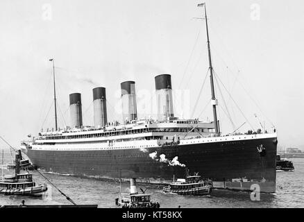 Die Olympia, ein großer Ozeanschiff, ist in New York angekommen und zeigt die Pracht transatlantischer Reisen des frühen 20. Jahrhunderts. Das Schiff spielte während seiner Zeit eine wichtige Rolle in der Geschichte des Seeverkehrs. Stockfoto