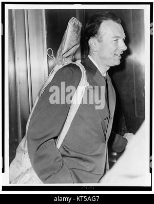 Pete Seeger, ein bekannter amerikanischer Folk-Musiker, ist in diesem zweiten Werbebild für *The New York World-Telegram & Sun* zu sehen. Seeger war bekannt für seinen sozialen Aktivismus und seine Beiträge zur amerikanischen Volksmusik. Stockfoto