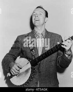 Pete Seeger war ein einflussreicher amerikanischer Volksmusiker und Sozialaktivist, bekannt für seine Lieder, die sich für soziale Veränderungen einsetzten. Dieses Bild fängt einen Moment seiner Arbeit ein und spiegelt seinen Einfluss auf die amerikanische Kultur und sein Engagement für Gerechtigkeit und Bürgerrechte durch Musik wider. Stockfoto