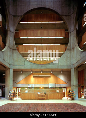 Das von Louis I. Kahn entworfene Atrium der Phillips Exeter Library ist bekannt für seine architektonische Schönheit und innovative Raumnutzung. Es befindet sich an der Phillips Exeter Academy in New Hampshire und gilt als Meisterwerk moderner Architektur und pädagogischem Design. Stockfoto