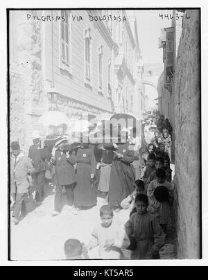 Die Via Dolorosa in Jerusalem ist ein bedeutender religiöser Pfad, der als der Weg Jesu Christi auf dem Weg zu seiner Kreuzigung angesehen wird. Dieses Foto zeigt Pilger, die entlang der Route spazieren, eine traditionelle Reise für Christen während religiöser Veranstaltungen im Heiligen Land. Stockfoto