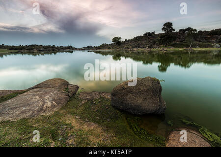 Landschaft in der natürlichen Umgebung von Barruecos. Malpartida de Cáceres. Der Extremadura. Spanien. Stockfoto