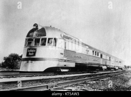Der Pioneer Zephyr, ein stromlinienförmiger Diesel-Personenzug, wurde 1934 von der Chicago, Burlington and Quincy Railroad eingeführt. Bekannt für sein fortschrittliches Design und seine Geschwindigkeit, revolutionierte er den Bahnverkehr in den USA Stockfoto