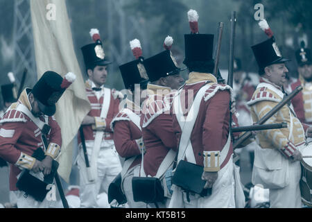 Albuera, Spanien - 17. Mai 2014: Einige Nachbarn im Kostüm des neunzehnten Jahrhunderts englischen Soldaten in historischen Reenactment o beteiligt gekleidet Stockfoto