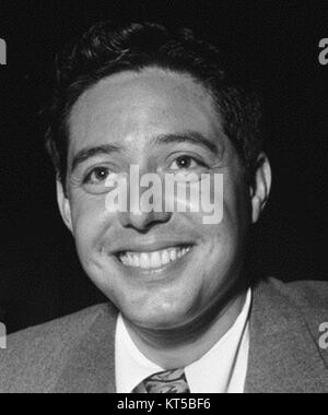 Dieses Porträt zeigt Andy Russell und Eddie Condon, prominente Persönlichkeiten des Jazz, aufgenommen im August 1947 in New York City. Das Foto von William P. Gottlieb fängt die Anwesenheit der Musiker während einer bedeutenden Epoche der Jazzgeschichte ein. Stockfoto