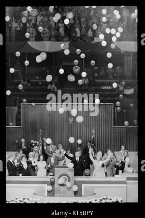 Präsident Gerald Ford, First Lady Betty Ford, Senator Bob Dole und Elizabeth Dole feiern auf der Republican National Convention 1976 in Kansas City, Missouri, umgeben von Ballons, nachdem sie die Nominierung gesichert haben. Stockfoto