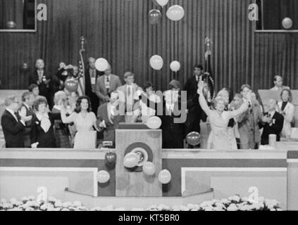 Dieses Bild zeigt Präsident Gerald Ford, First Lady Betty Ford, Senator Bob Dole und Elizabeth Dole, die ihren Sieg bei der Republican National Convention in Kansas City, Missouri, feiern. Die Szene ist geprägt von schwimmenden Ballons und politischer Begeisterung. Stockfoto