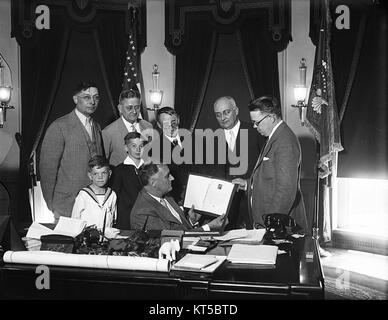 Das Bild zeigt wahrscheinlich, dass Präsident Franklin D. Roosevelt lutherische Briefmarken erhält, möglicherweise im Rahmen einer Zeremonie oder eines Ereignisses, das sich auf die Religions- oder Postgeschichte bezieht. Stockfoto