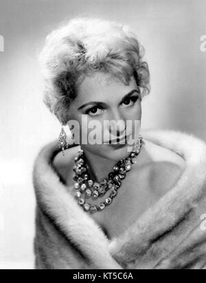 Dieses Werbefoto zeigt Judy Holliday, eine US-amerikanische Schauspielerin, die vor allem für ihre komödiantischen Rollen in Filmen wie *Born Yesterday* bekannt ist. Das Bild spiegelt die Ära des Goldenen Zeitalters Hollywoods wider. Stockfoto