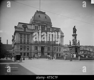Ein Blick auf Providence, das Rathaus von Rhode Island und das Soldiers' & Sailors' Monument, das die architektonische und historische Bedeutung dieser Wahrzeichen zeigt. Stockfoto