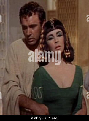Richard Burton und Elizabeth Taylor waren bekannte britische Schauspieler, die für ihre kraftvollen Darbietungen und turbulenten Beziehungen bekannt waren. Ihre legendäre Paarung auf dem Bildschirm und im Leben hat Hollywoods goldenes Zeitalter und das moderne Kino deutlich geprägt. Stockfoto